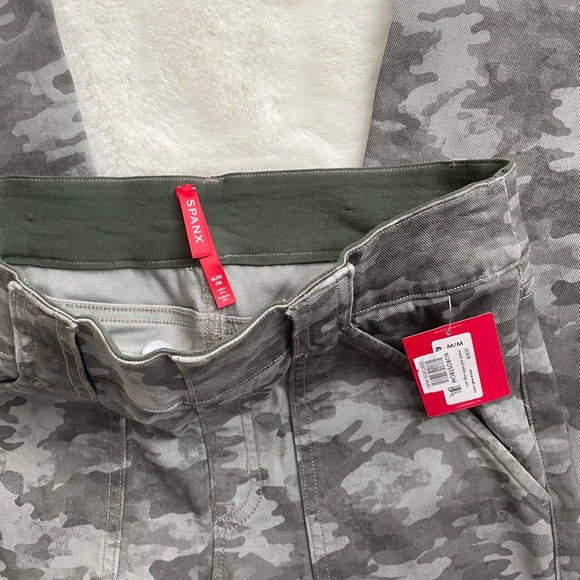 New with tags SPANX STRETCH TWILL ANKLE CARGO PANT STONE WASH CAMO SZ Medium - Picture 4 of 7
